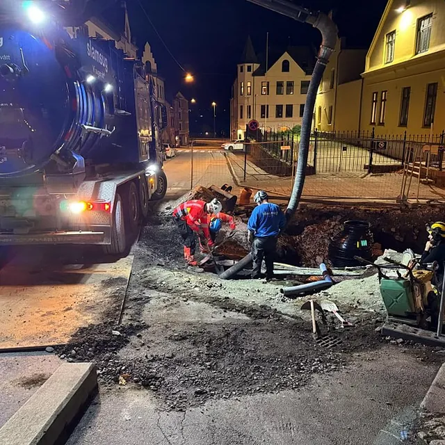 Nattarbeid med sugebil og rørinspeksjon i gateområde